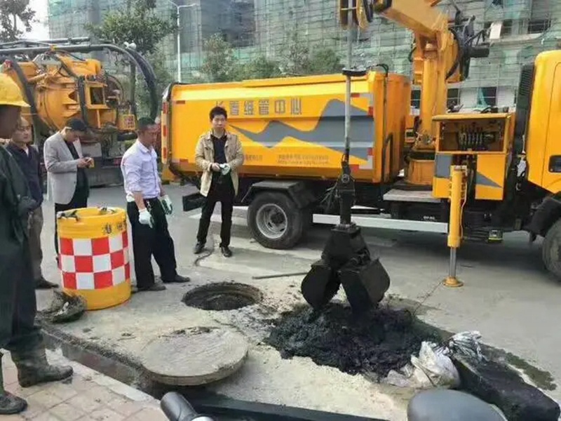 青山街道：网格员化身“清道夫”，为民解忧疏通“堵心”化粪池
