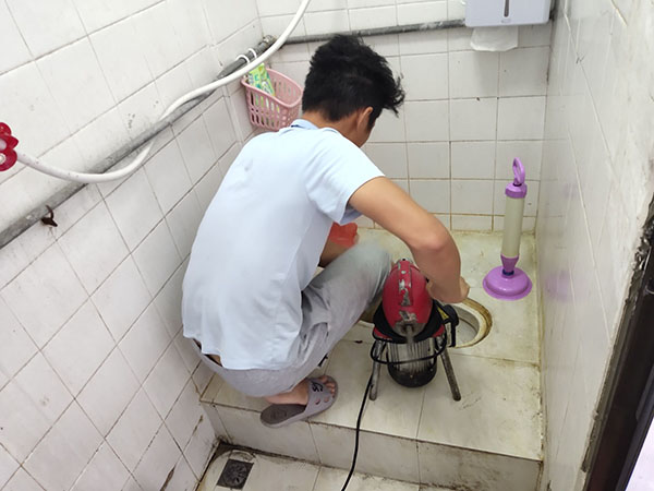 青山肥皂掉到马桶里把马桶堵住了怎么办？马桶堵住了怎么办