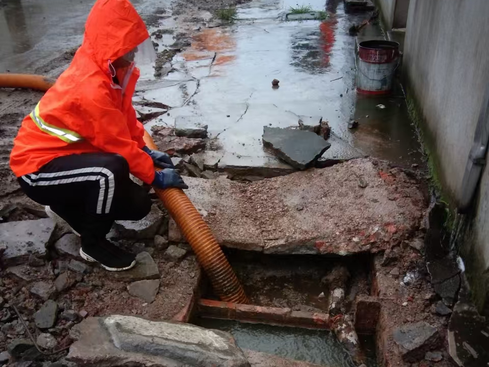 青山专业清理污水池 炜誉市政以规范流程守护城市 “肠道”