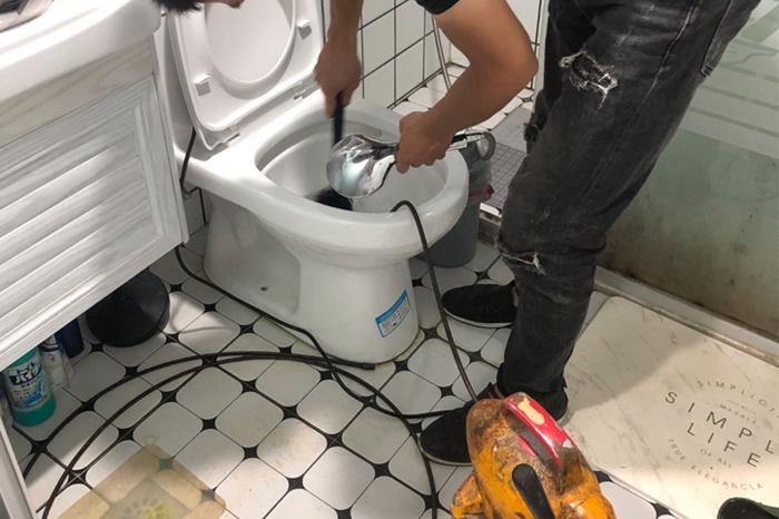 青山马桶堵塞自己疏通还是找师傅？专业上门服务让你省时更省心